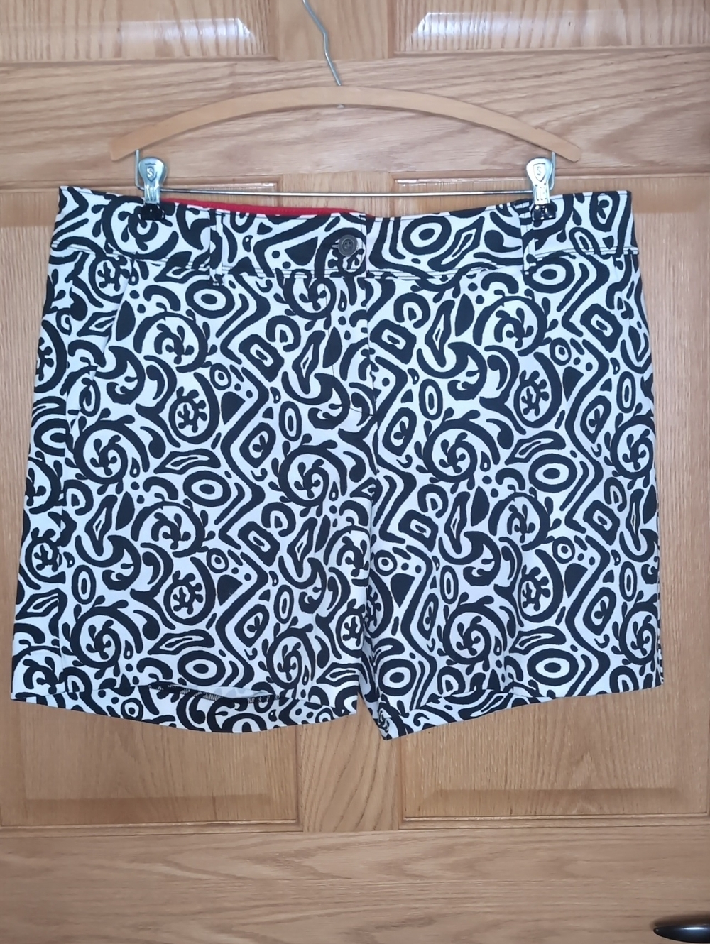 Sz 16 Isaac Mizrahi Black and White Graphic Print Flat Front Shorts